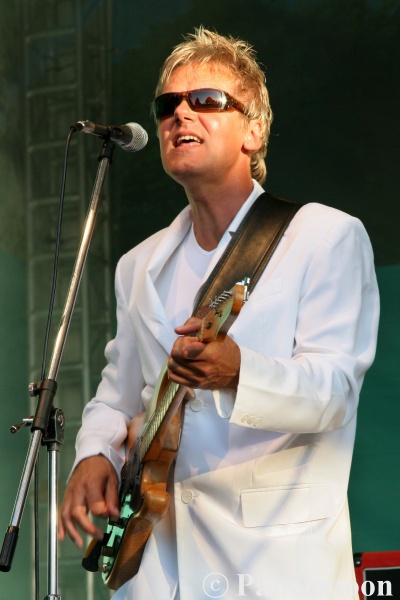 Papermoon live on stage