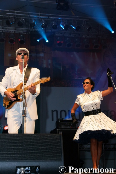 Papermoon live on stage