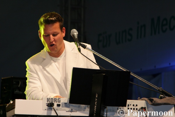 Papermoon live on stage