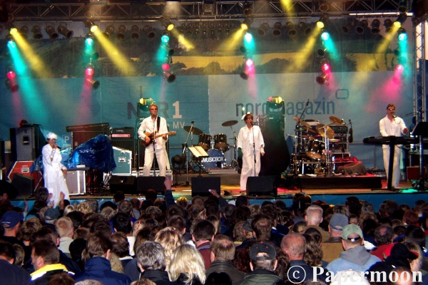 Papermoon live on stage