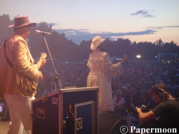 Papermoon live on stage