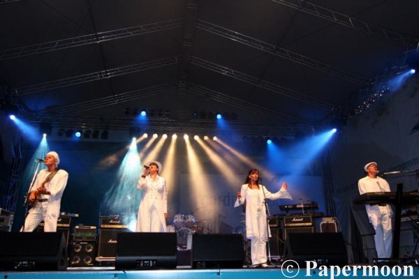 Papermoon live on stage