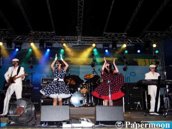 Papermoon live on stage